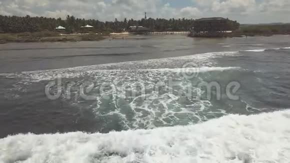 热带岛屿海岸海浪的空中追踪镜头视频的预览图