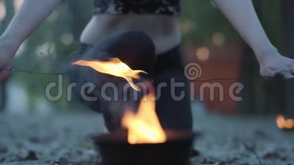 不可辨认的女人点燃了火球准备在户外用火焰表演艺术家开始视频的预览图