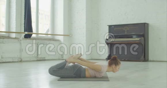 柔韧的瑜伽女子弓式伸展运动视频的预览图