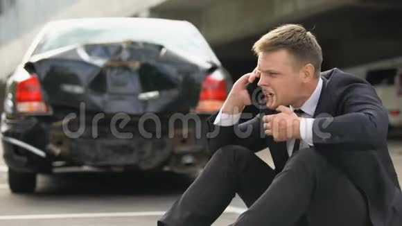 车祸后男司机紧张地与保险公司通电话视频的预览图