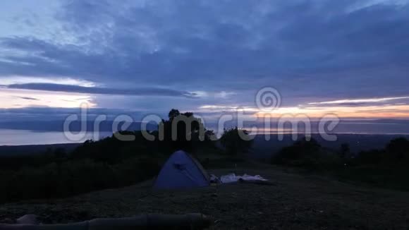 在山顶的一个露营地五彩缤纷的黎明时光流逝视频的预览图