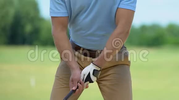 年轻人在打高尔夫球按摩时感到肩部剧痛视频的预览图