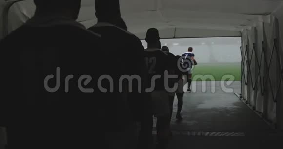 男子橄榄球运动员在4k体育场入口处连续跑步视频的预览图