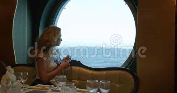 坐在游轮上餐厅的女人远洋游轮视频的预览图