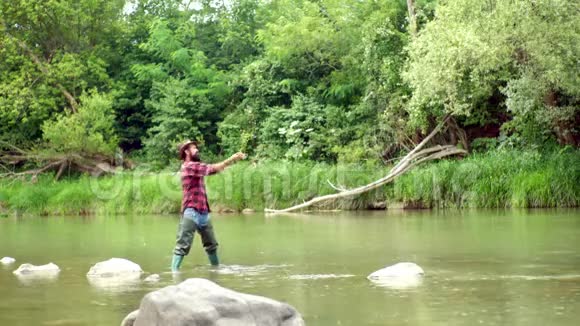 鱼在钩子上有鱼竿在河泊的人天使飞钓是最著名的捕鱼方法视频的预览图