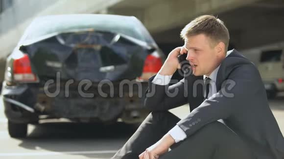 紧张的男司机在接电话车祸后服用镇静剂损坏视频的预览图