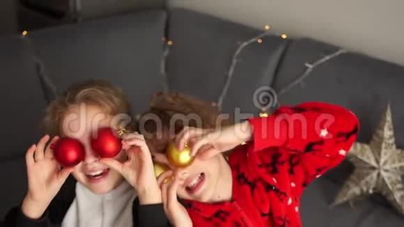 圣诞节晚上两个孩子穿着睡衣在家玩得很开心圣诞快乐新年快乐视频的预览图