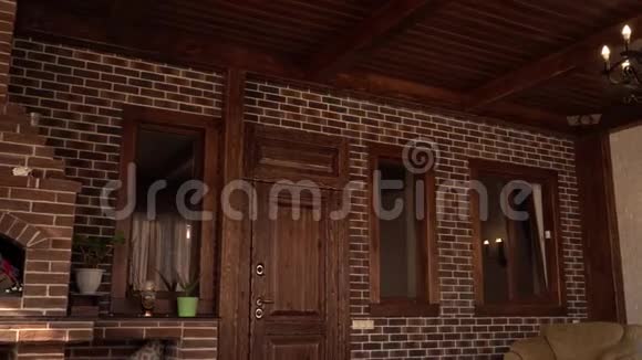 带壁炉的带木头的舒适客房视频的预览图