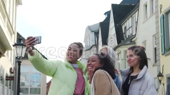多种族女朋友带着自拍上街视频的预览图
