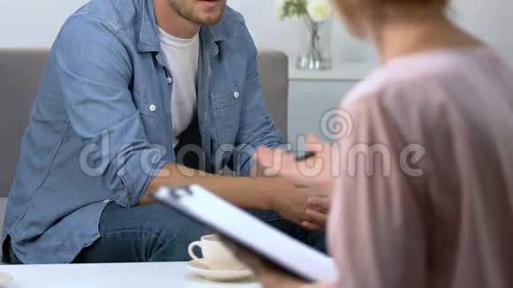 沮丧的男人在痛苦的分手后与女性心理治疗师交谈问题视频的预览图