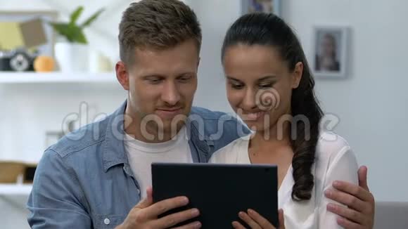 有爱心的男性向女朋友展示家庭照片信任和关心的关系视频的预览图