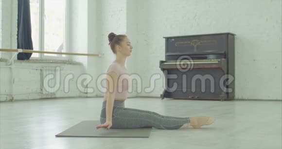 优雅的瑜伽女子练习前屈运动视频的预览图