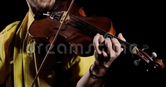 男子小提琴手在黑色背景上演奏或小提琴乐器特写视频的预览图