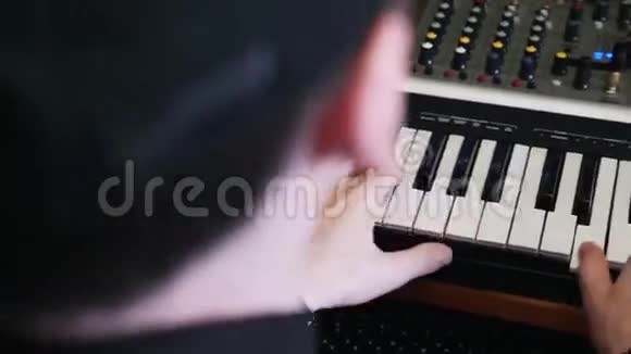 家录音音乐工作室手在钢琴上弹奏混合和掌握板和声板音响工程师作曲家写作视频的预览图