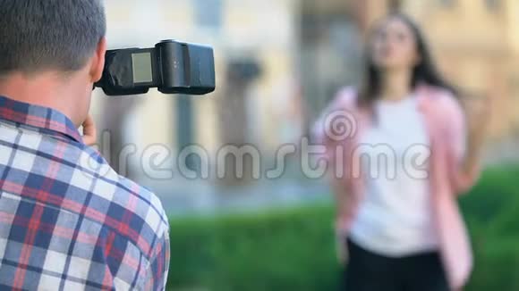 青年男子在室外拍照拍照自由职业视频的预览图