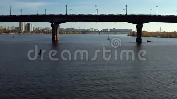 从阳光明媚的城市景观中俯瞰河流上的桥梁视频的预览图