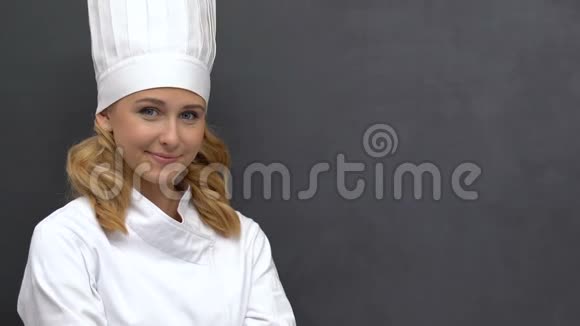 女厨师指指点点邀请来餐厅推荐特色菜广告视频的预览图