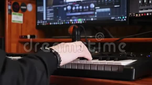 年轻艺术家在家录音室用电子钢琴键盘创作一首歌在音乐工作室用手弹奏钢琴声音视频的预览图