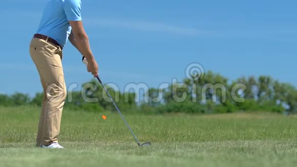 男子高尔夫运动员短程击球入洞练习视频的预览图