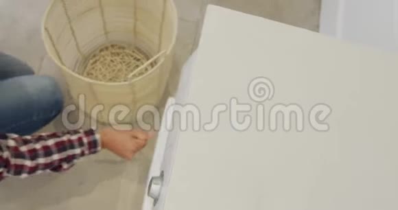 男人在家里用洗衣机洗衣服视频的预览图