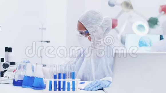现代实验室的女科学家戴着盖帽设备取样视频的预览图