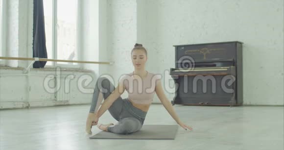 灵活的女人练习瑜伽做赫伦姿势视频的预览图