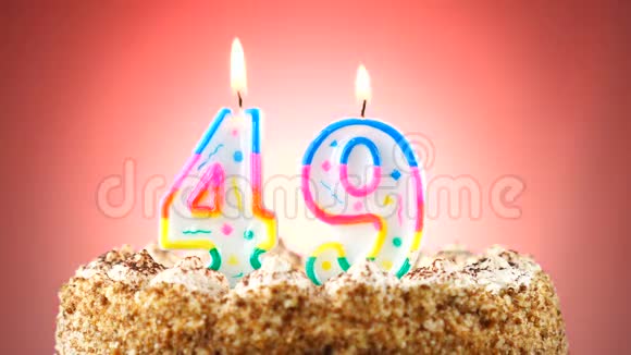 用燃烧的生日蜡烛做生日蛋糕第49号背景变化颜色视频的预览图