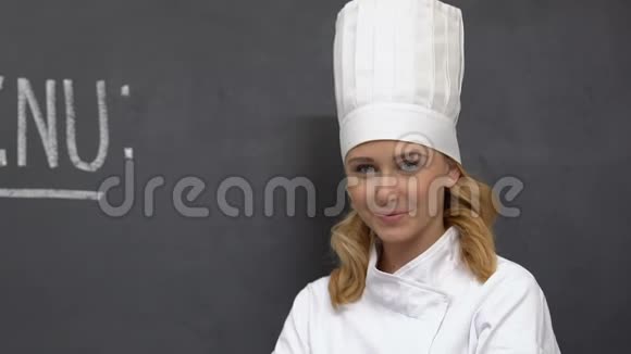 友好的女厨师双手交叉在胸前微笑菜单在黑板上咖啡馆视频的预览图
