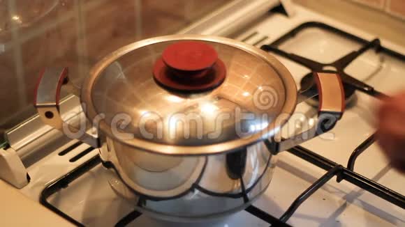 在锅里煮食物在家里用锅煮土豆用木勺混合食物视频的预览图