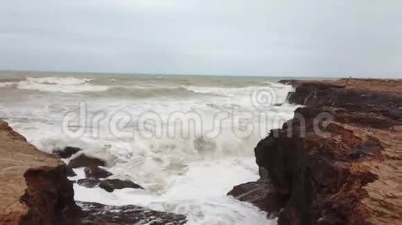 极端海浪对海洋岩石的缓慢运动视频的预览图