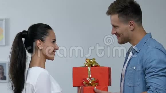 关爱的丈夫给妻子送礼物嫉妒的婆婆感到恼怒视频的预览图