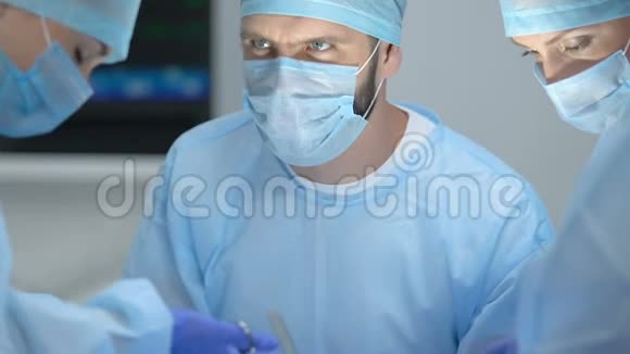 集中外科团队在诊所整形外科保健视频的预览图