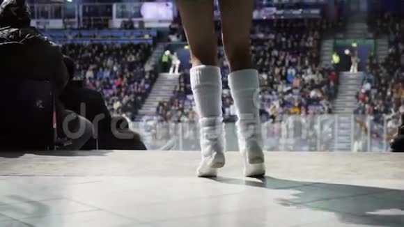 啦啦队员在冰场附近跳舞慢动作视频的预览图