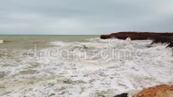 大浪在石岸破白沫在水上视频的预览图