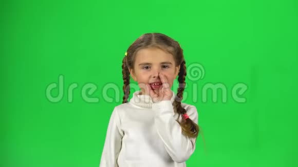 漂亮的小女人在说一个秘密绿网视频的预览图
