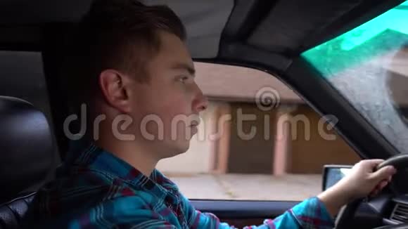 一个年轻人在白天开车司机侧视视频的预览图