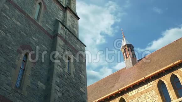 在阳光明媚的日子里仰望古老的教堂建筑视频的预览图