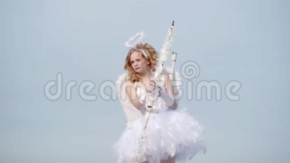 天使般的金发女孩无辜儿童的概念情人节礼品卡青少年儿童假期视频的预览图