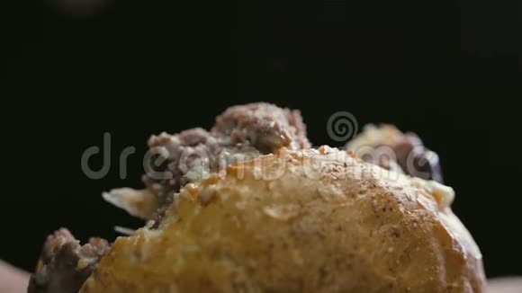 特写男人脸咬掉一口美味多汁的汉堡视频的预览图