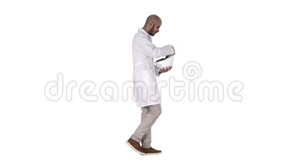 科学工程师在白色背景上行走和戴上安全概念头盔视频的预览图