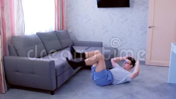 奈德曼正在做腹部伸展运动躺在地板上在家里呼吸体育幽默概念视频的预览图