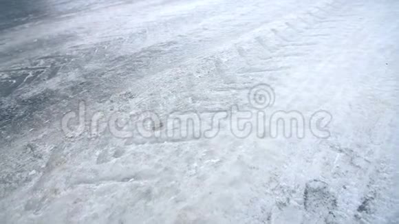 冬天在结冰的路上有大风危险路段的路线视频的预览图