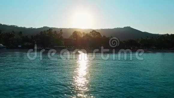 在热带假日海滩欣赏令人叹为观止的日落美景视频的预览图