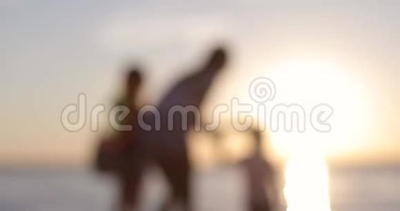 一个幸福的家庭在湖岸散步视频的预览图