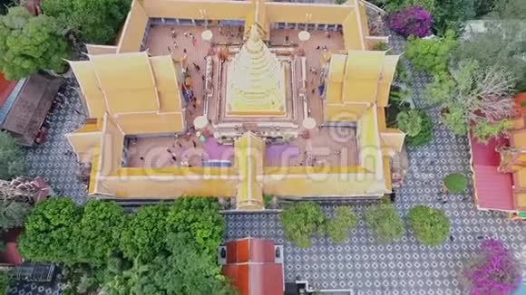 泰国北部多苏贴清迈山顶金佛寺空中飞行视频的预览图
