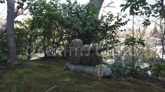 日本花园中的日本小和尚雕像视频的预览图