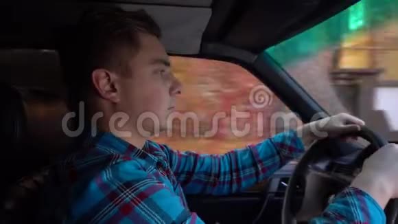 一个年轻人在白天开车司机侧视视频的预览图