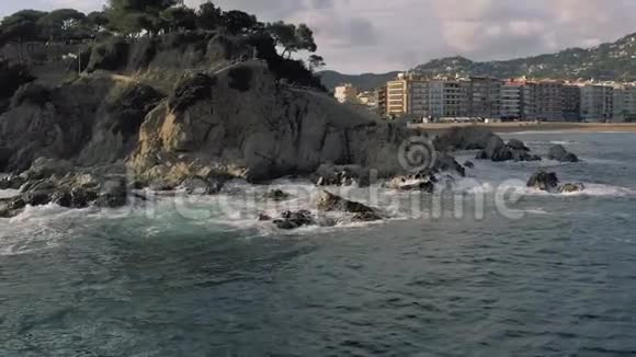 夏季西班牙地中海LloretdeMar慢速无人驾驶飞机飞行视频的预览图
