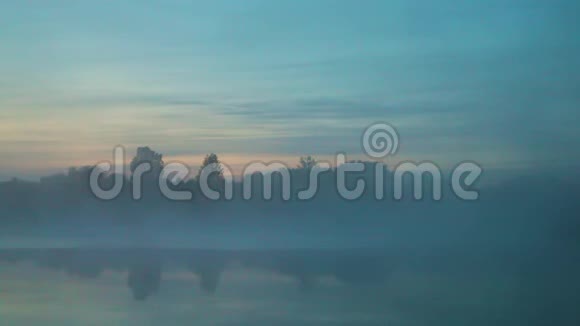 在一片美丽的风景中河上笼罩着令人难以置信的雾视频的预览图