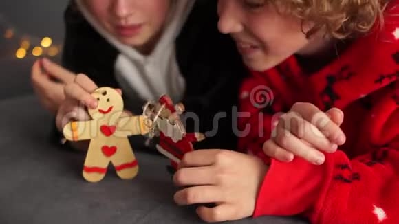 卷曲的哥哥和姐姐穿着圣诞睡衣玩数字装饰圣诞树家庭假日视频的预览图